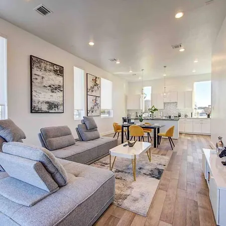 Luxury 3-Bed Galleria Area Townhouse Villa